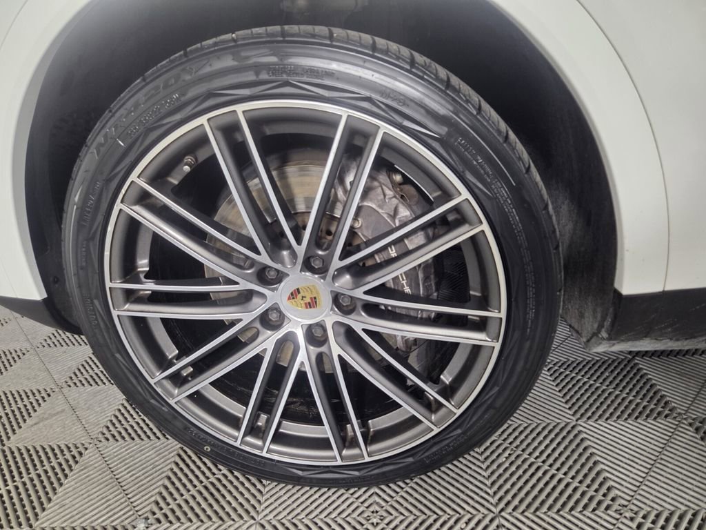 Used 2023 Porsche Cayenne Platinum Edition image 10