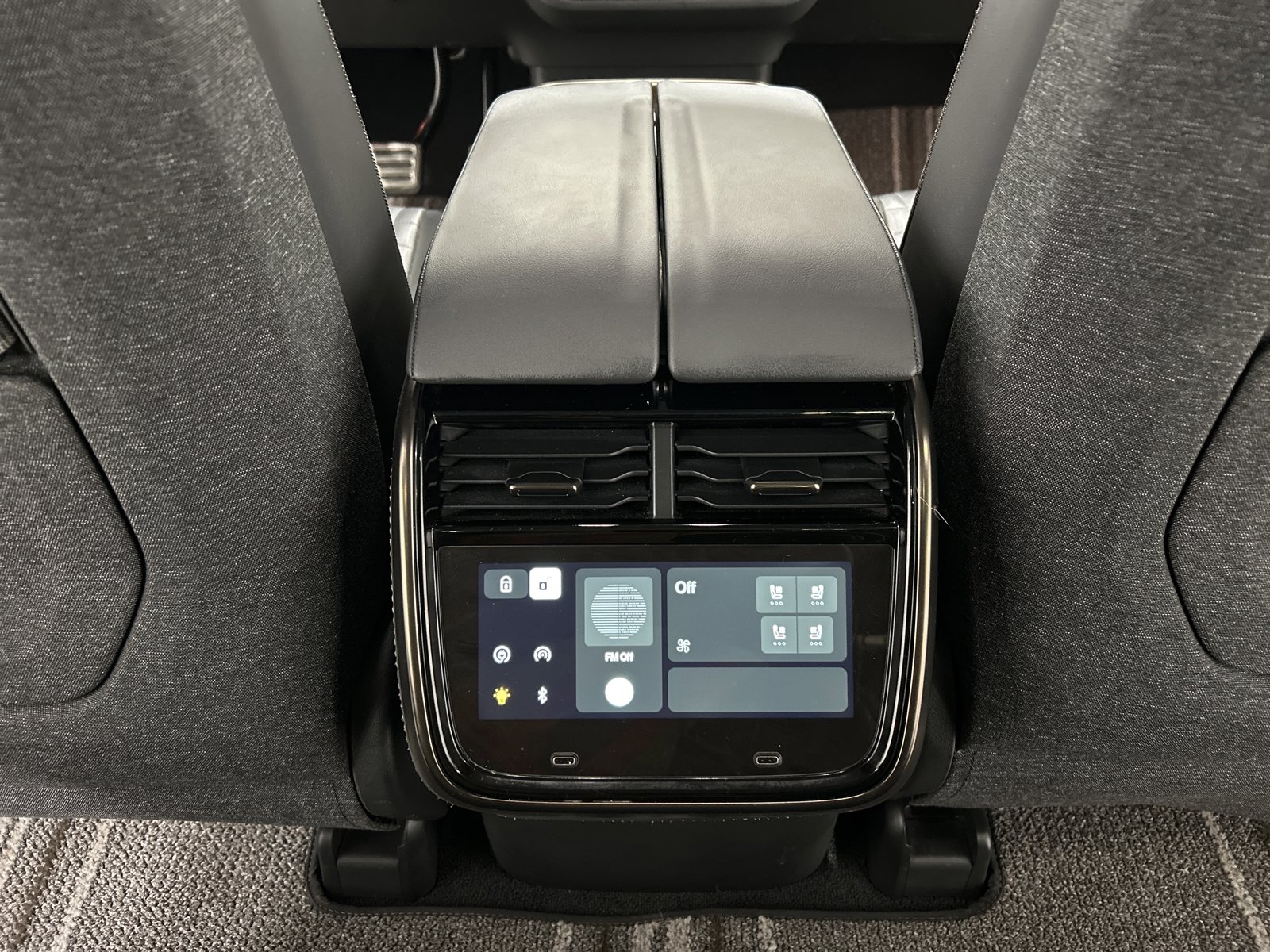 Used 2025 Rivian R1S Premium AWD/4WD image 30