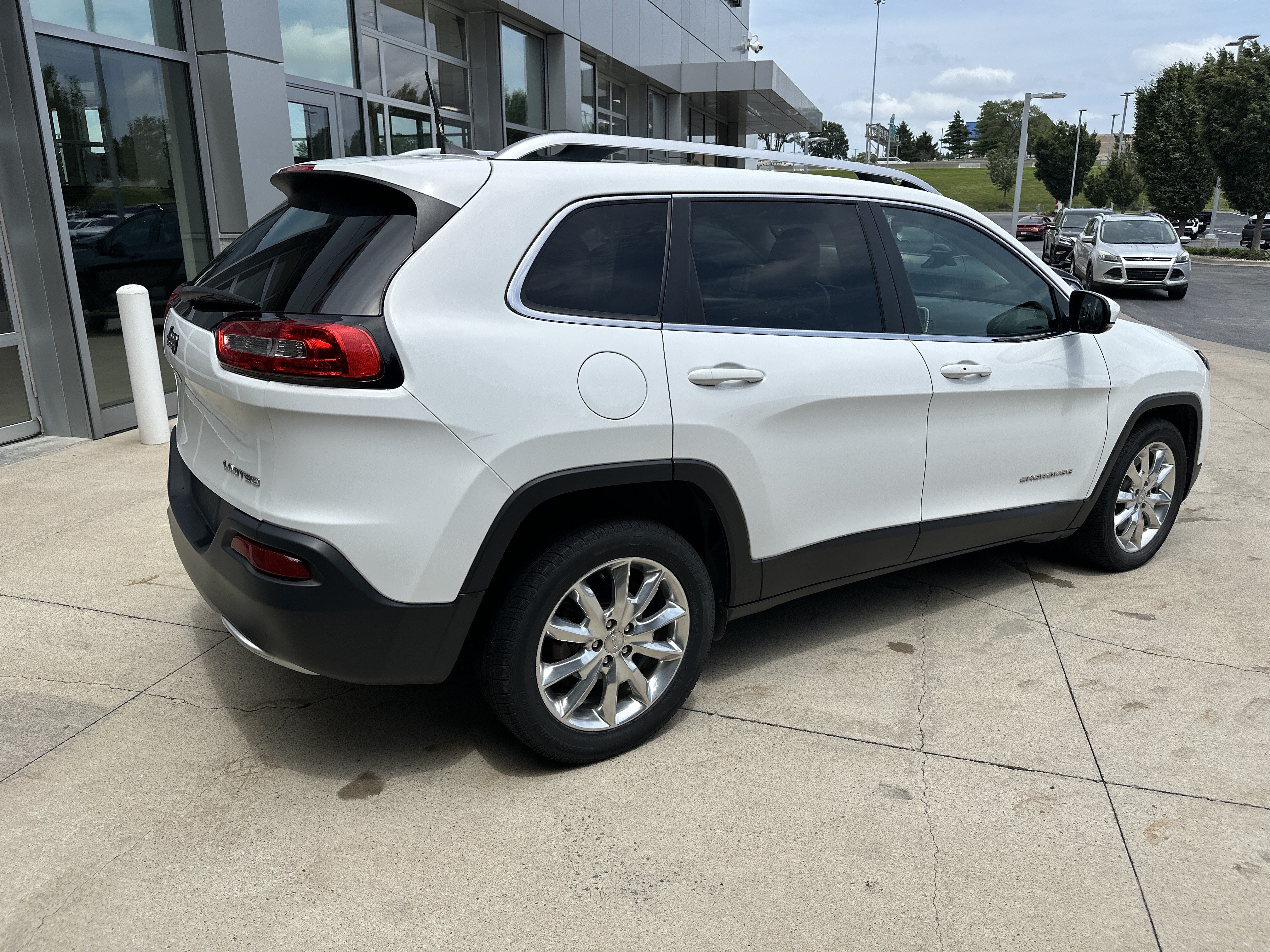 Used 2017 Jeep Cherokee Limited w/ Luxury Group FWD image 6
