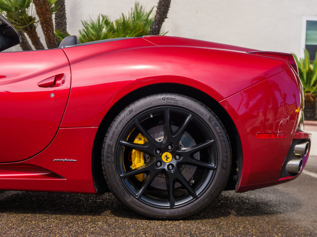 Used 2010 Ferrari California RWD image 13