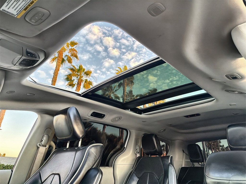 Used 2023 Chrysler Pacifica Limited w/ Uconnect Theater Family Group image 16