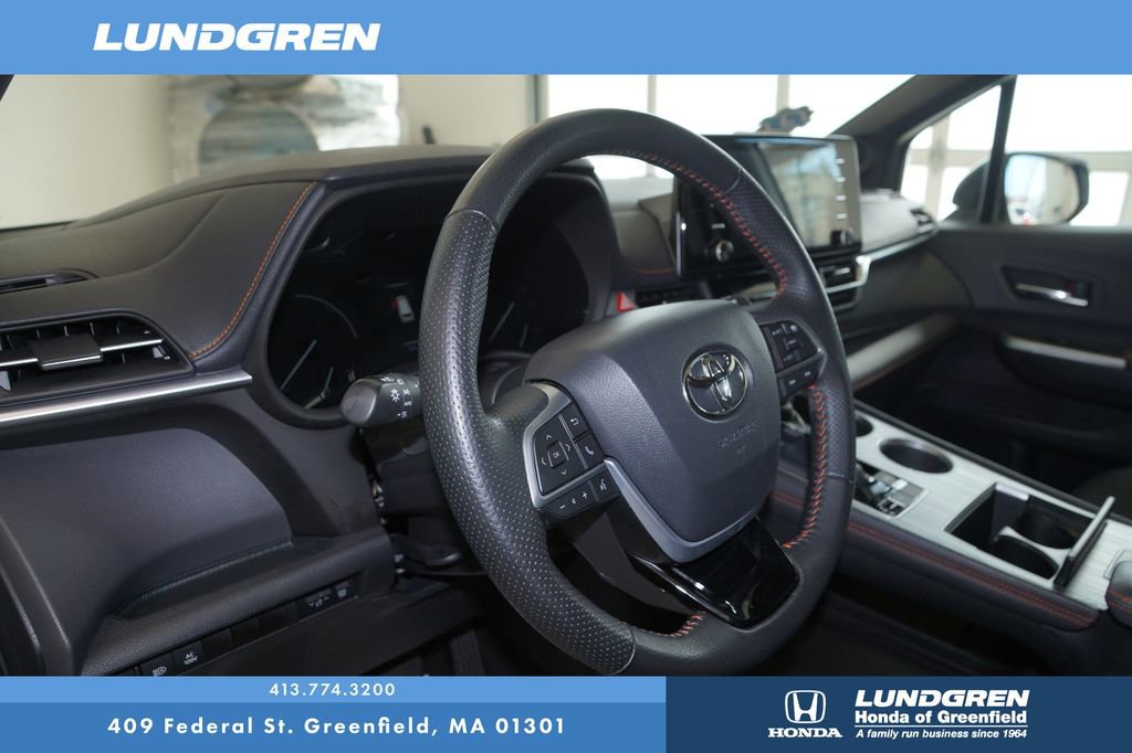 Used 2022 Toyota Sienna XSE w/ XSE Plus Package AWD/4WD image 9