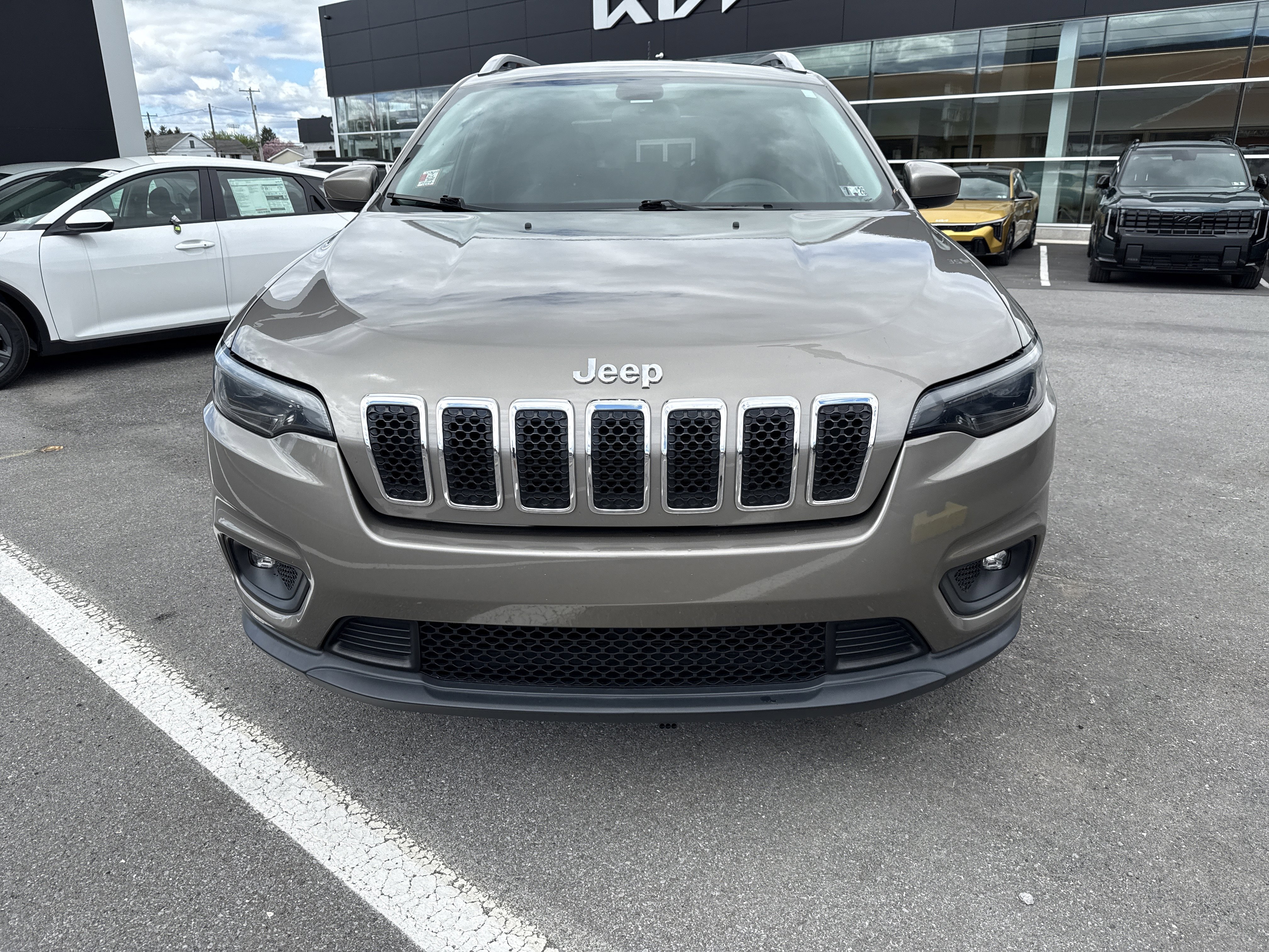Used 2019 Jeep Cherokee Latitude w/ Popular Appearance Group image 9