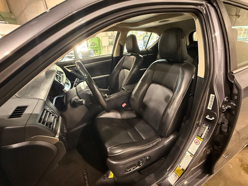 Used 2015 Lexus CT 200h FWD image 17