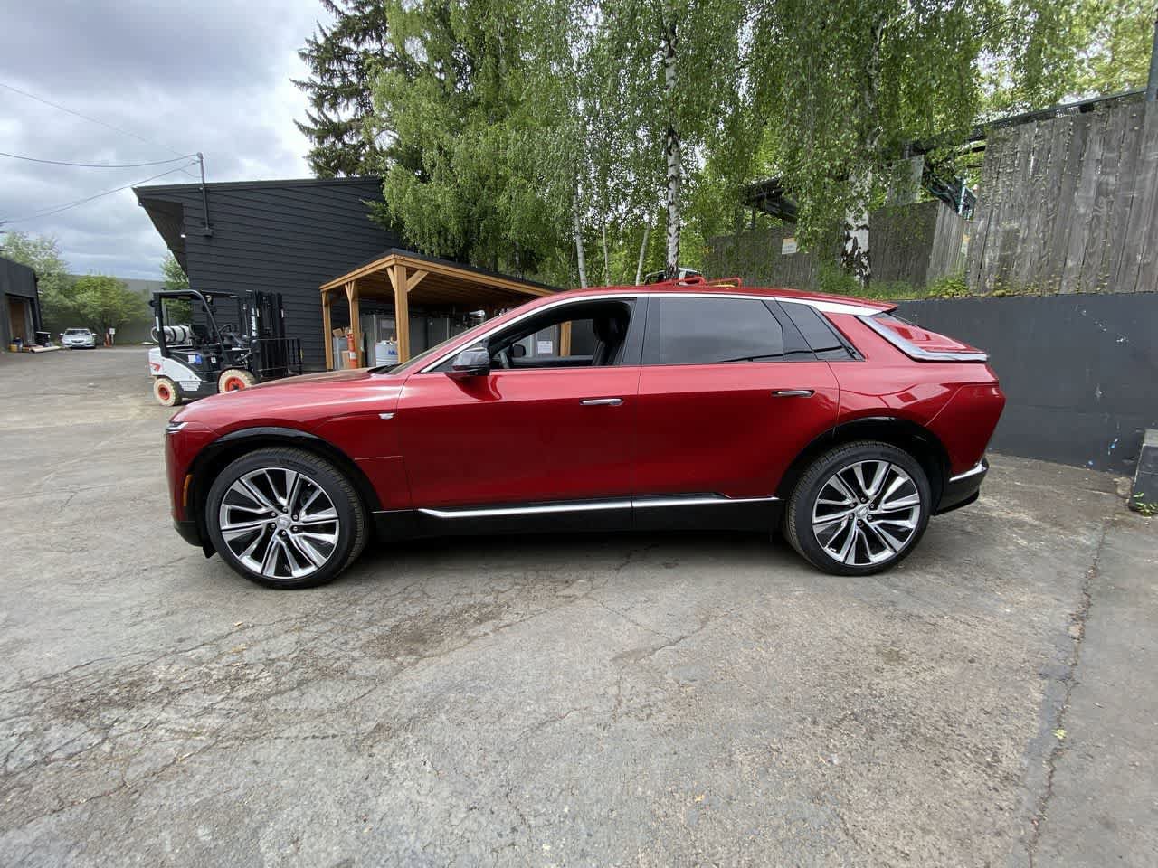 Used 2024 Cadillac Lyriq Luxury w/ LPO, Floor Liner Package AWD/4WD image 3