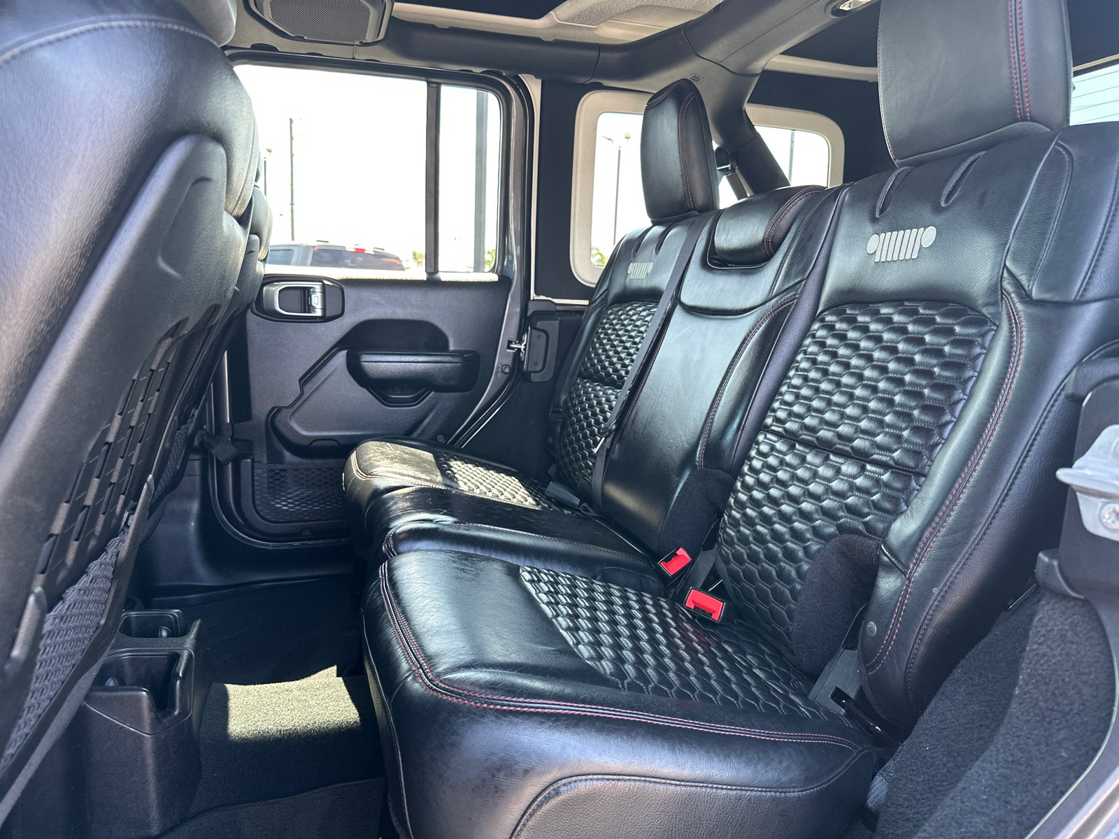 Used 2022 Jeep Wrangler Unlimited Rubicon w/ Xtreme Recon 35" Tire Package AWD/4WD image 13