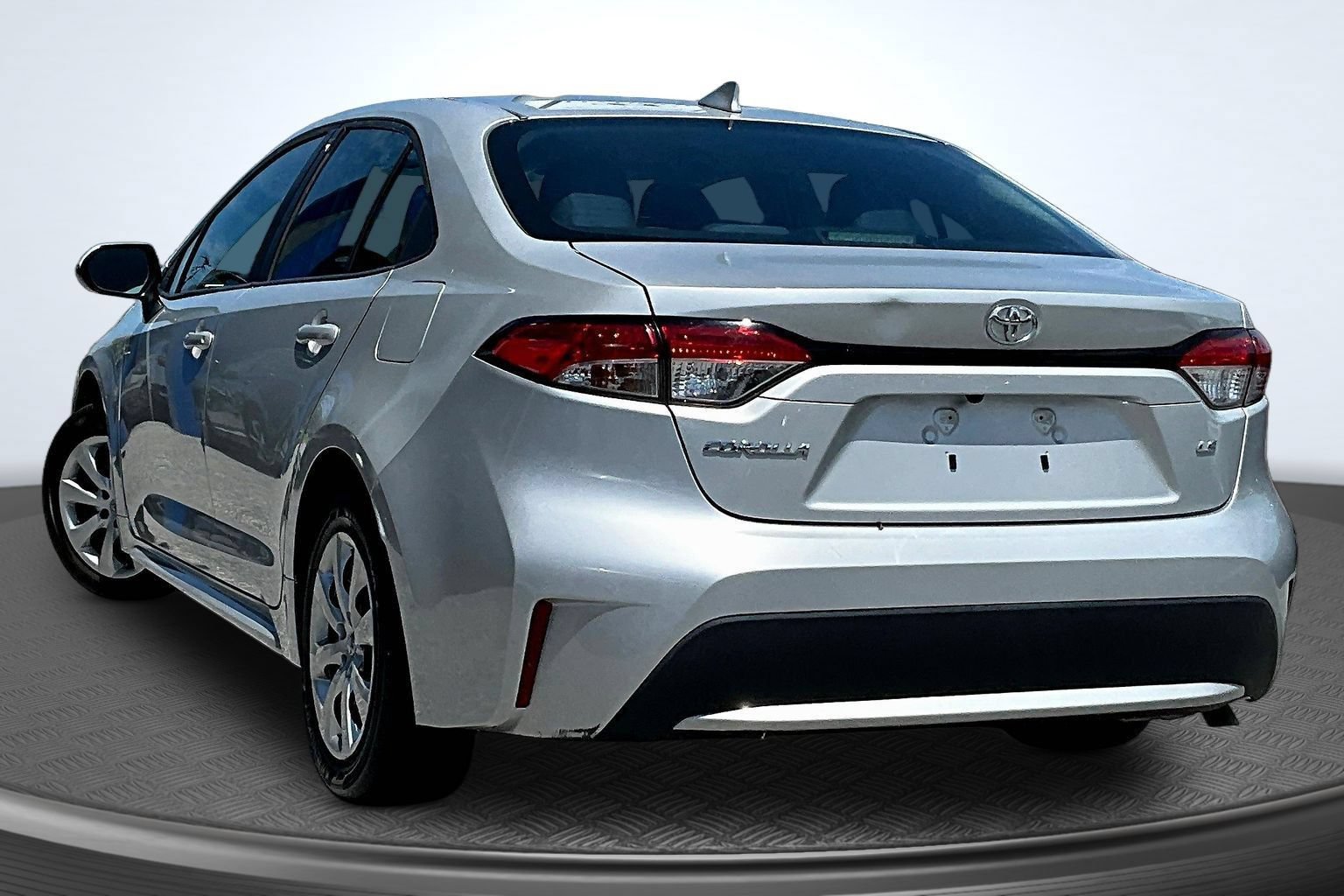 Used 2021 Toyota Corolla LE FWD image 3