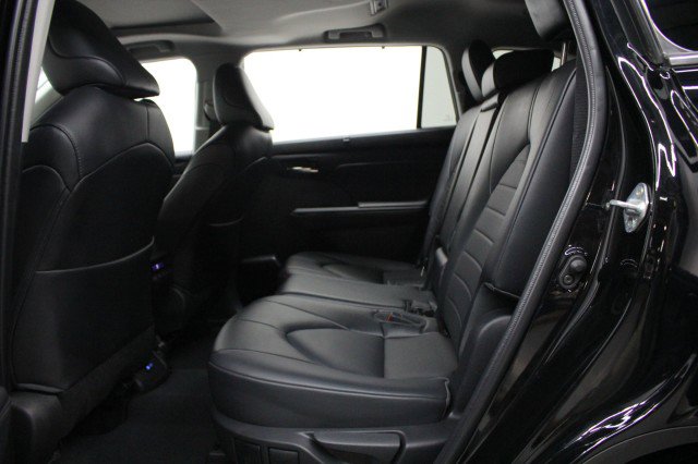 Used 2022 Toyota Highlander XLE image 28