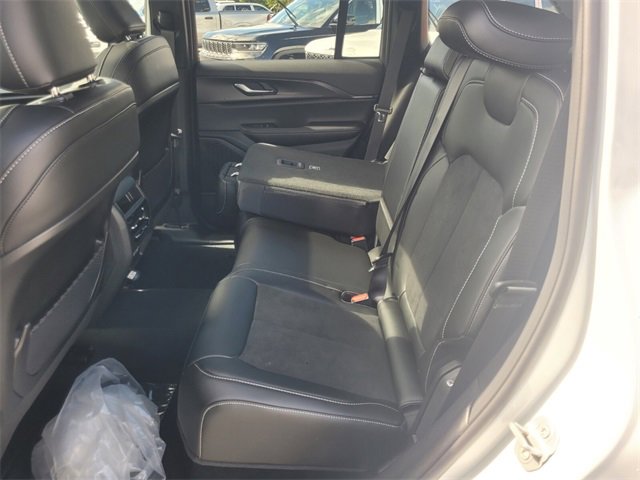 New 2025 Jeep Grand Cherokee Altitude image 8