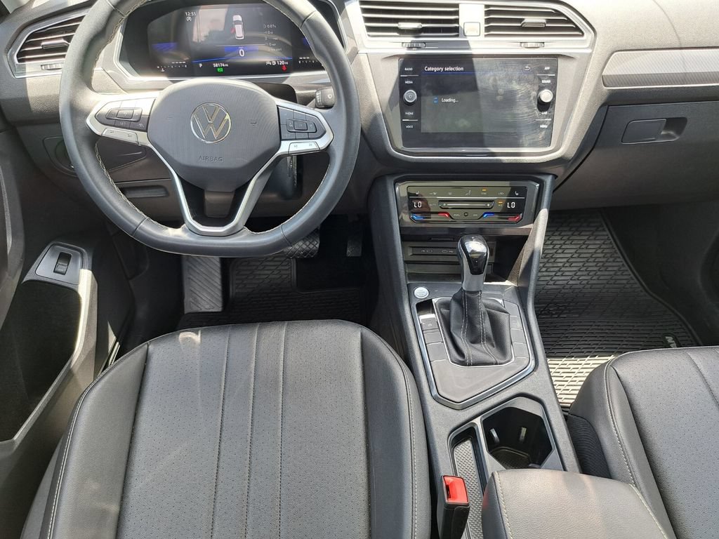 Used 2024 Volkswagen Tiguan SE w/ Panoramic Sunroof Package FWD image 20