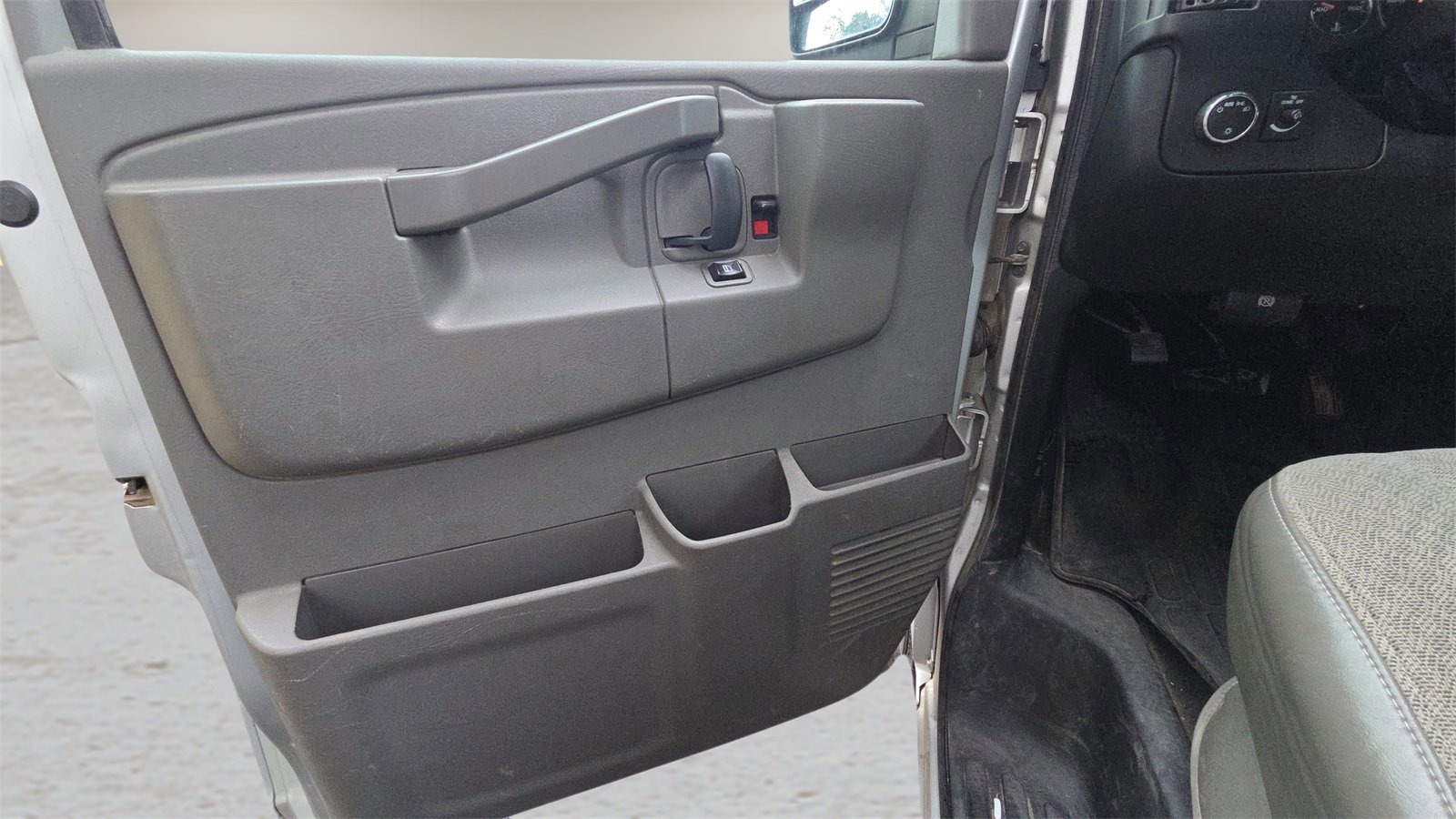 Used 2017 Chevrolet Express 3500 LT w/ LT Preferred Equipment Group image 18