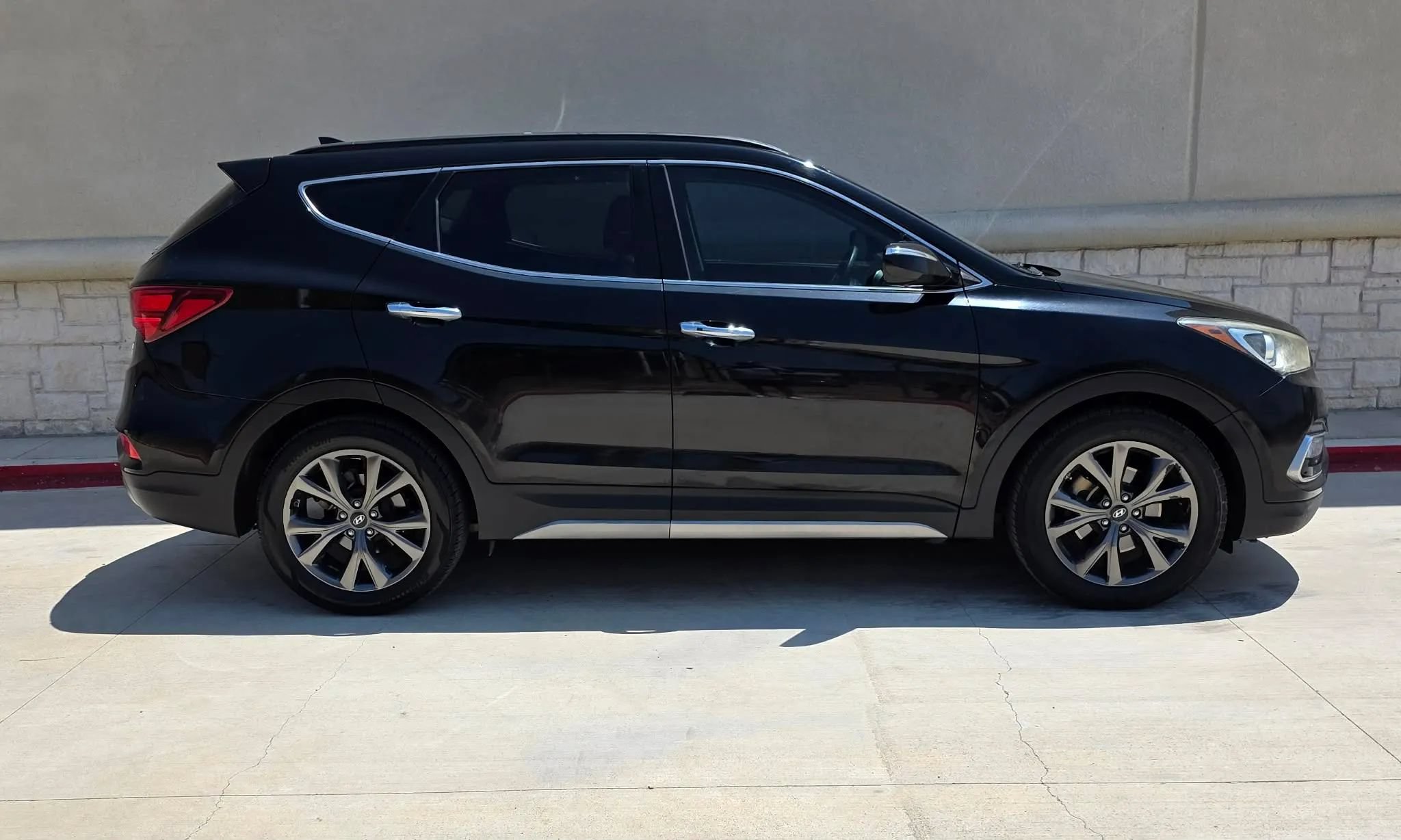 Used 2017 Hyundai Santa Fe Sport FWD image 2