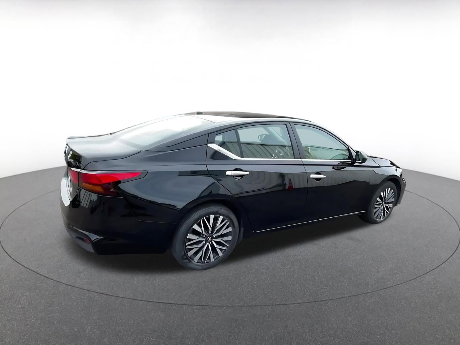 Used 2025 Nissan Altima 2.5 SV image 15