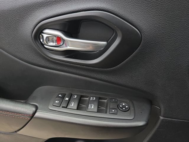 Used 2022 Jeep Cherokee Trailhawk w/ Comfort/Convenience Group AWD/4WD image 27