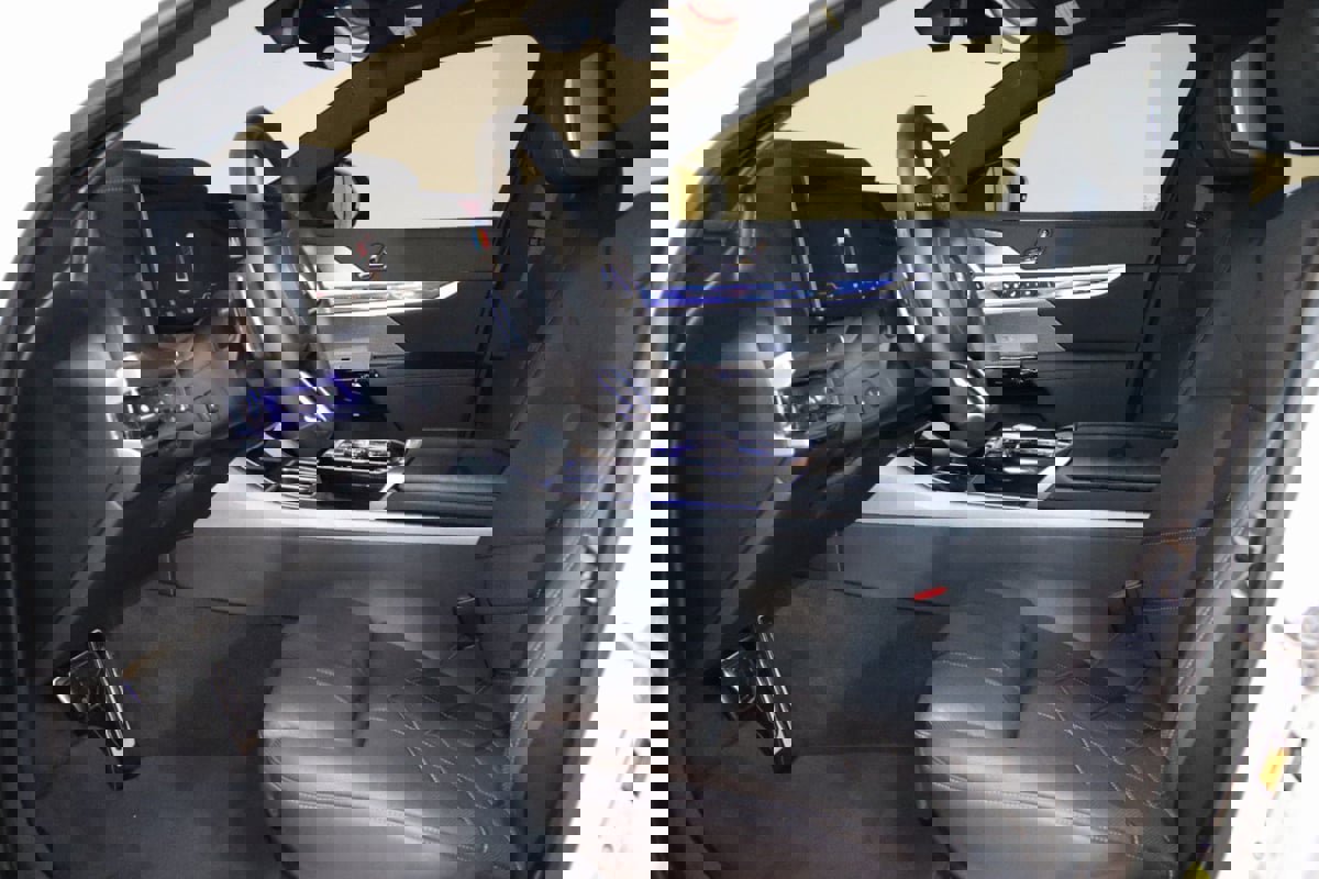 Used 2023 BMW 760i xDrive image 40