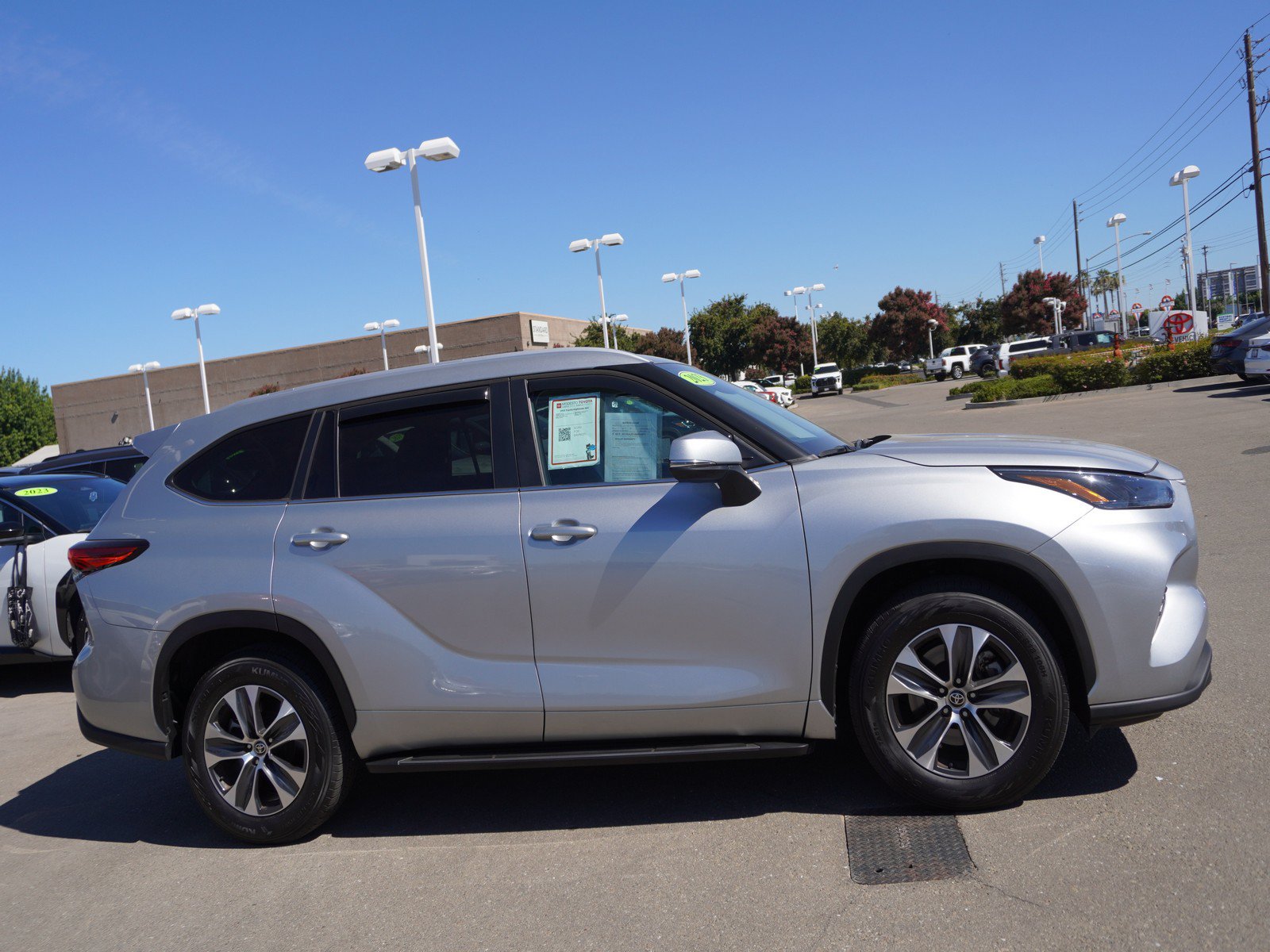 Used 2023 Toyota Highlander XLE FWD image 4