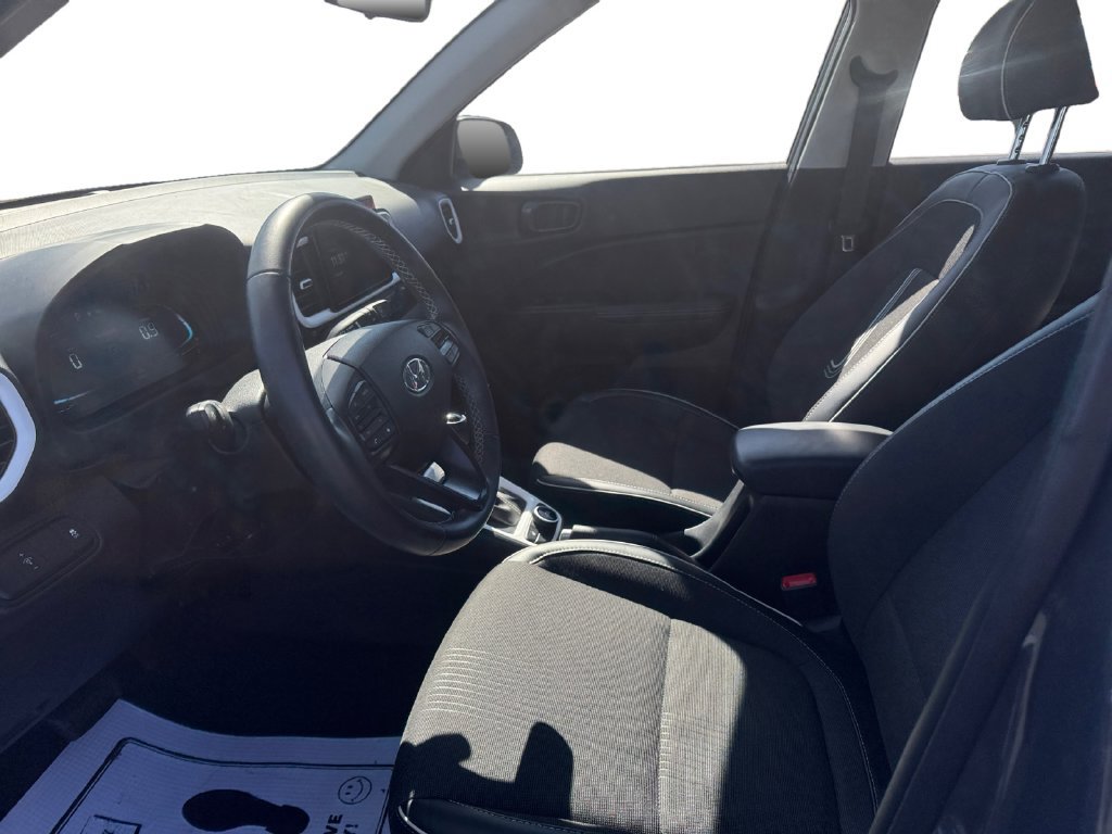 Used 2025 Hyundai Venue Limited FWD image 9