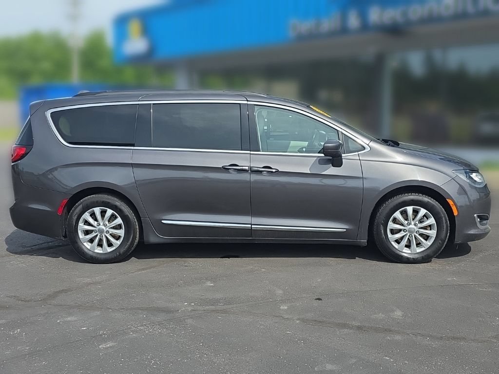 Used 2017 Chrysler Pacifica Touring-L FWD image 9