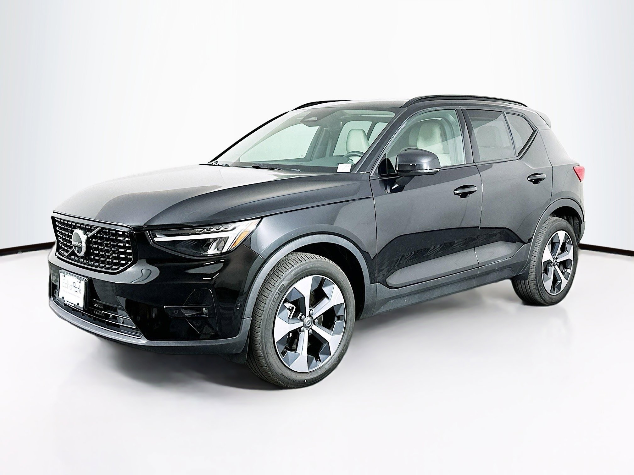 Used 2023 Volvo XC40 B5 Plus w/ Driver Assist Package image 3