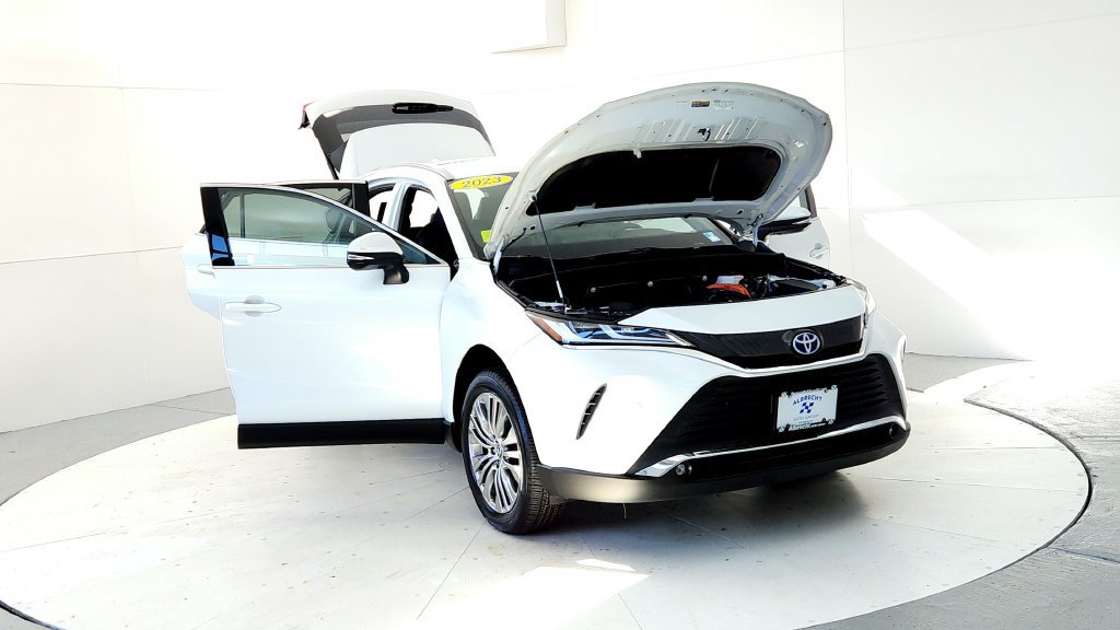 Certified 2023 Toyota Venza XLE AWD/4WD image 9