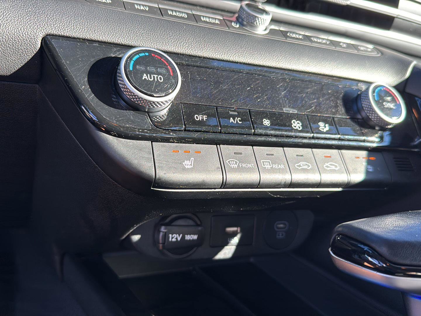 Used 2024 Hyundai Elantra Limited image 25