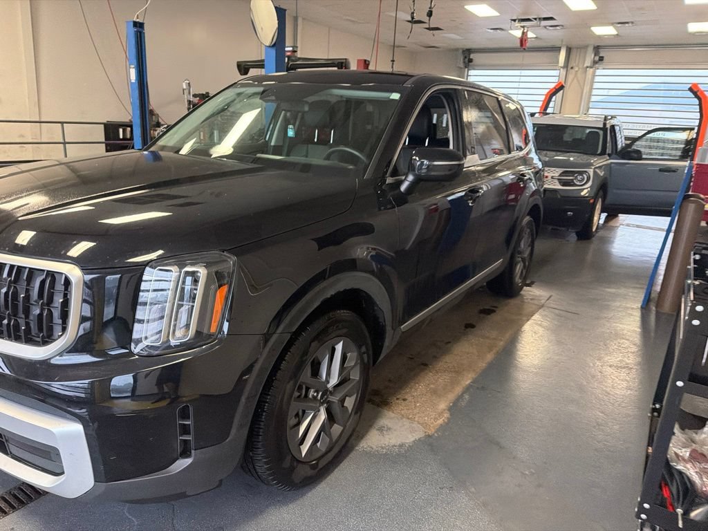 Used 2025 Kia Telluride LX FWD image 3