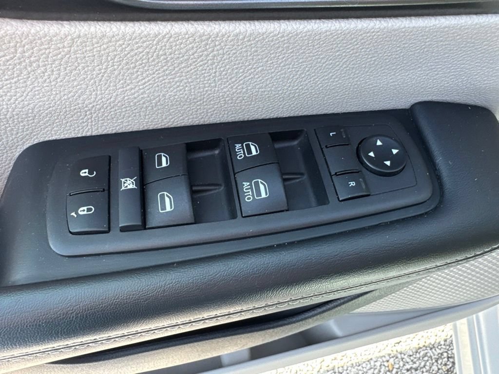 Used 2024 Chrysler Pacifica Touring-L FWD image 22