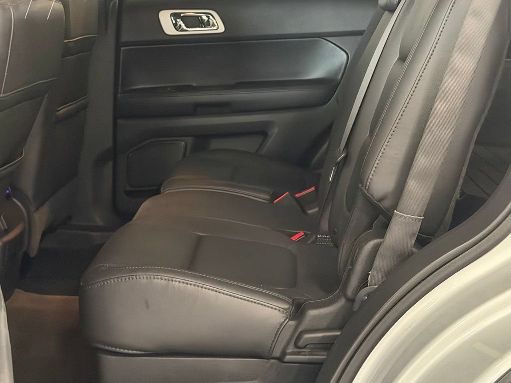 Used 2015 Ford Explorer XLT w/ Equipment Group 202B AWD/4WD image 22