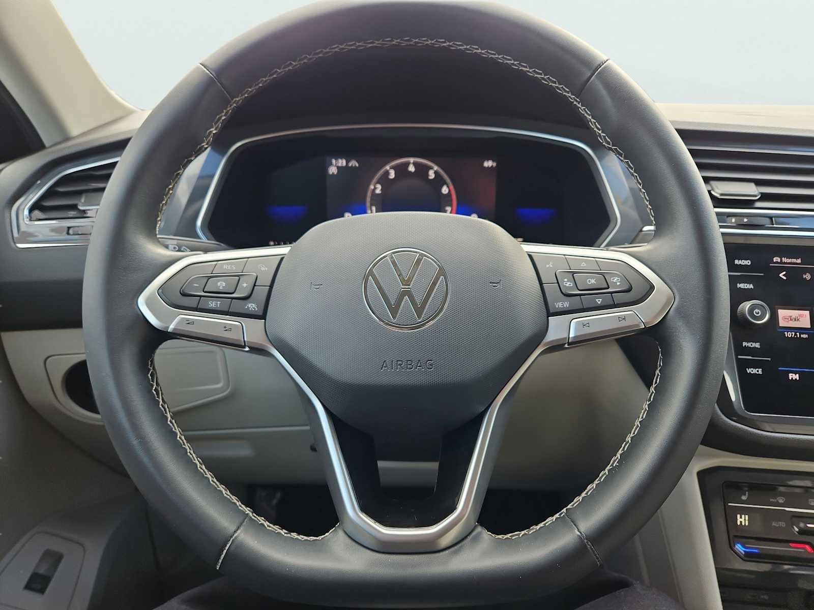 Used 2022 Volkswagen Tiguan SE image 28