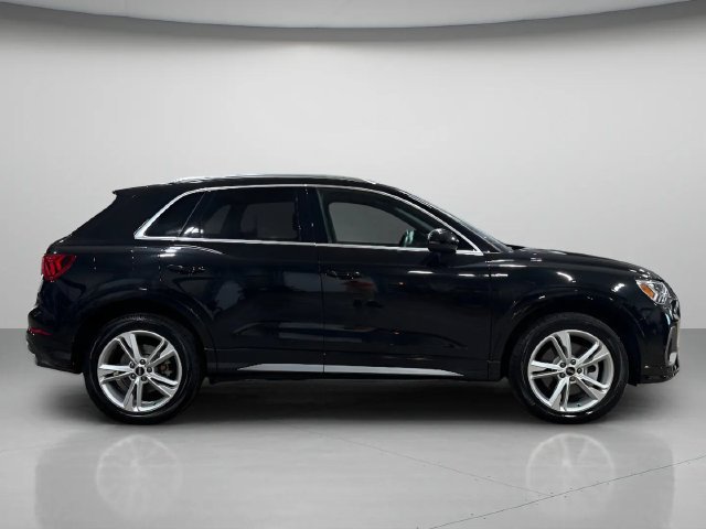 Used 2022 Audi Q3 2.0T Premium Plus w/ Premium Plus Package AWD/4WD image 2
