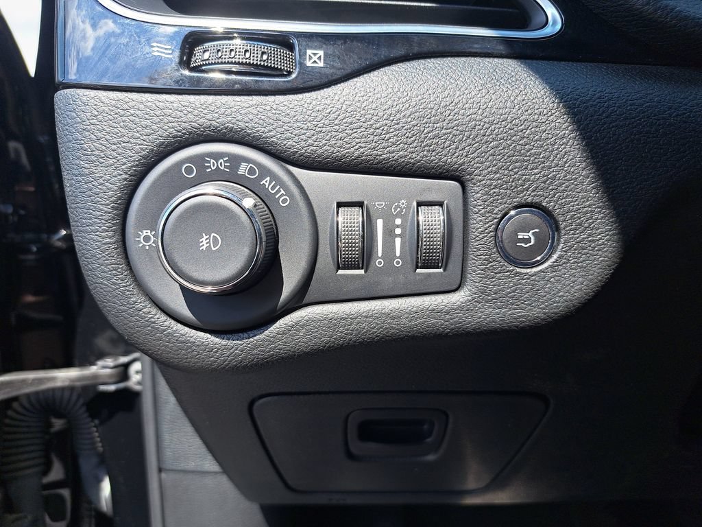 Certified 2023 Jeep Cherokee Altitude Lux AWD/4WD image 25