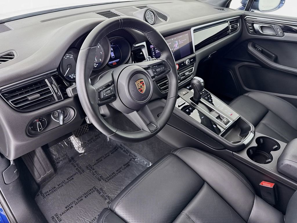 Certified 2024 Porsche Macan image 4