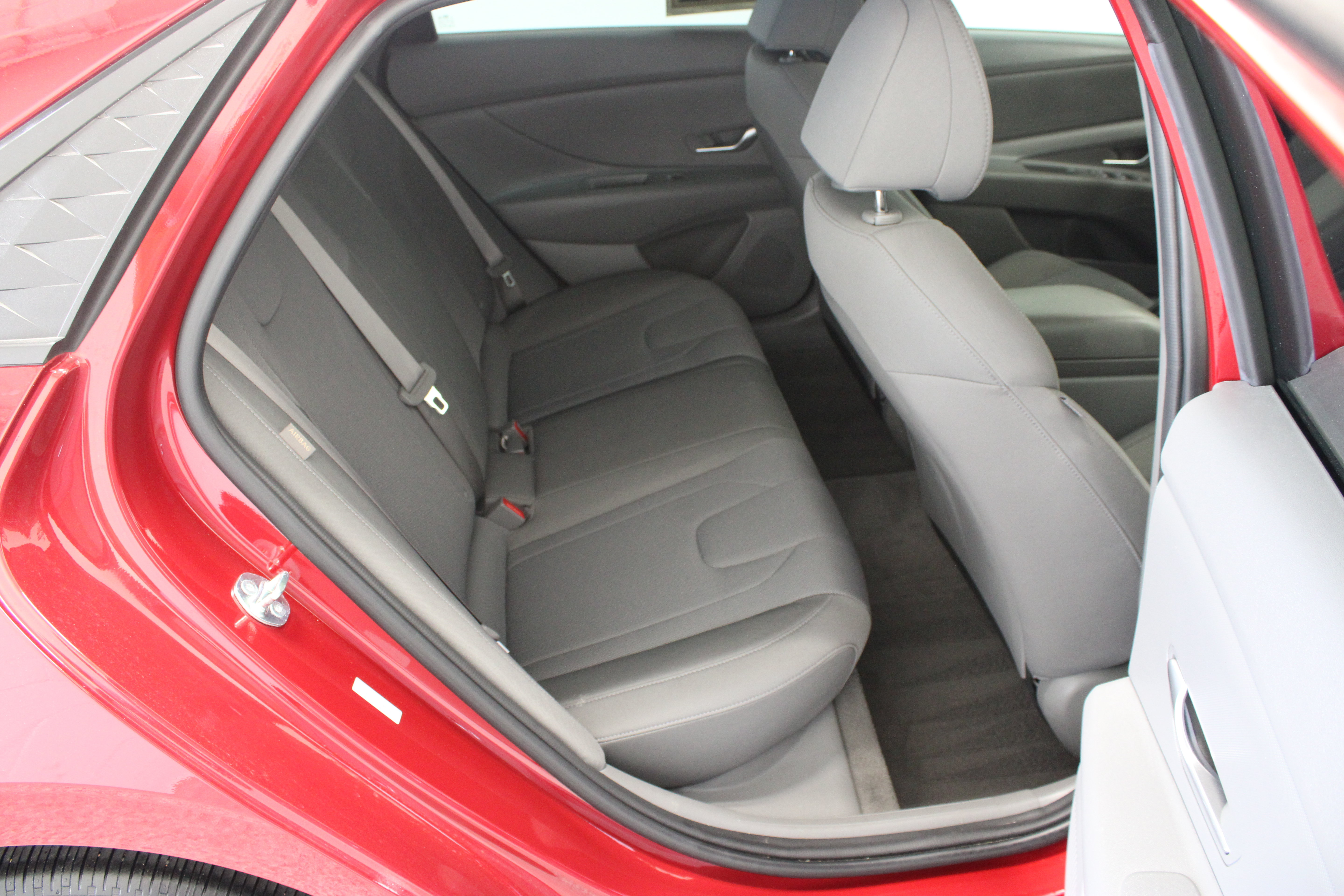 Used 2025 Hyundai Elantra SE FWD image 31