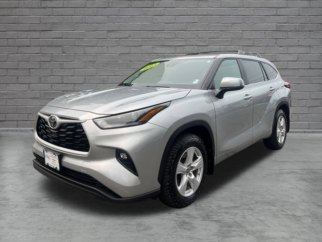 Used 2023 Toyota Highlander LE FWD image 3