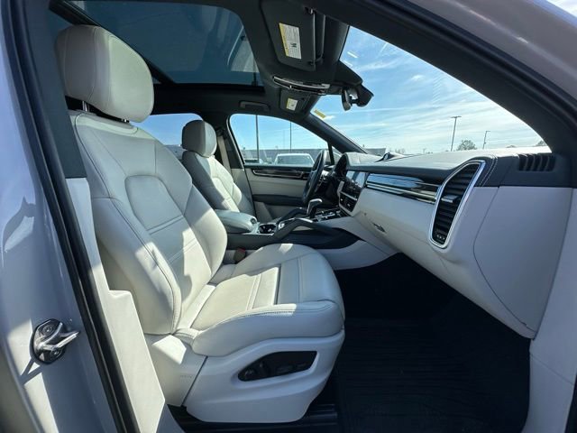 Used 2023 Porsche Cayenne S Platinum image 30