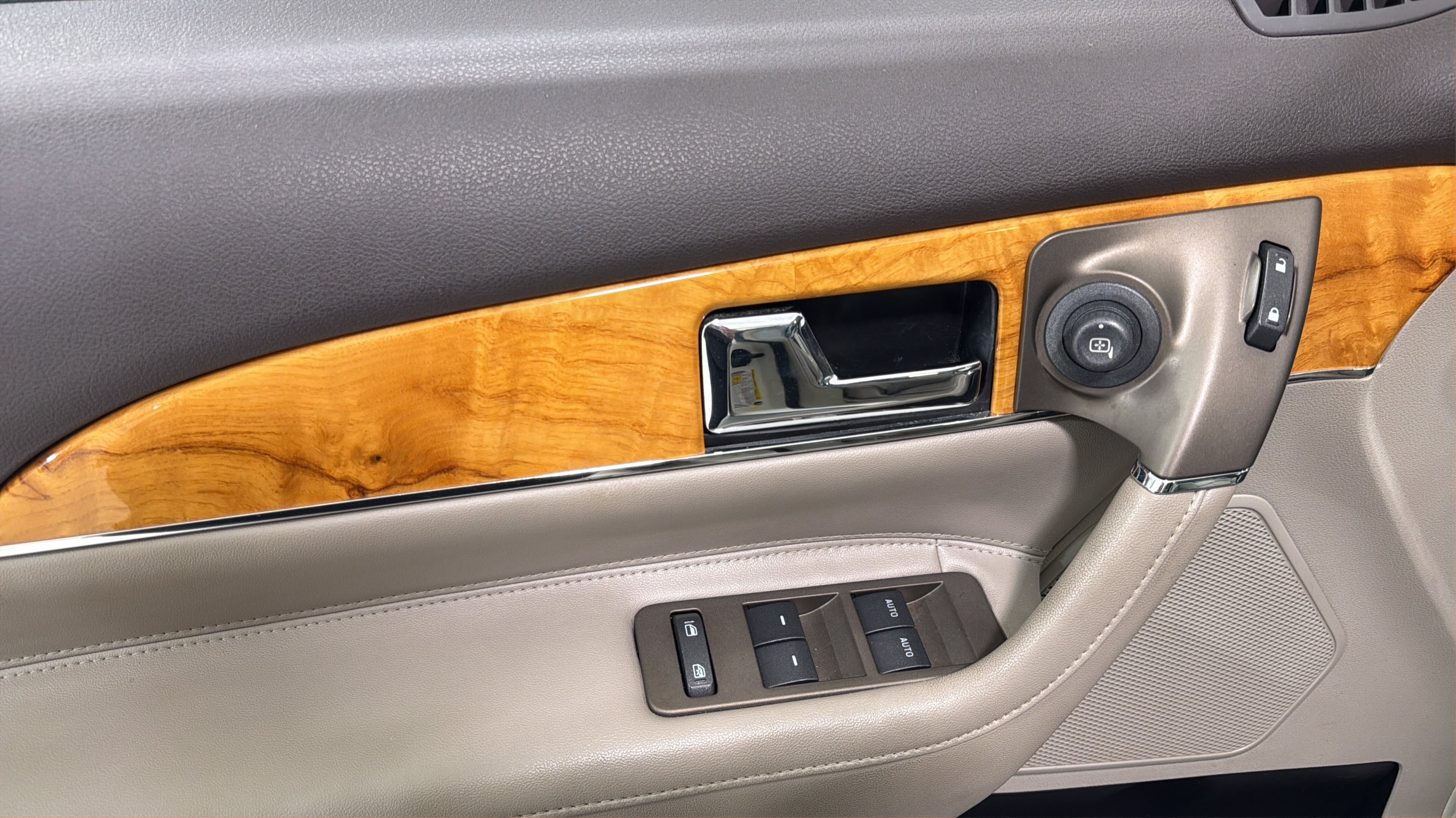 Used 2012 Lincoln MKX FWD image 11