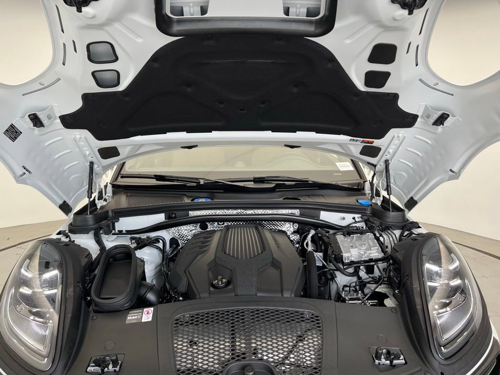 Used 2025 Porsche Macan image 26