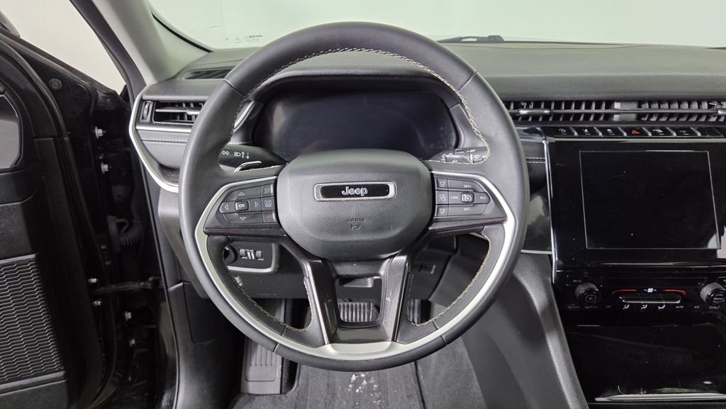 Used 2023 Jeep Grand Cherokee Laredo image 16