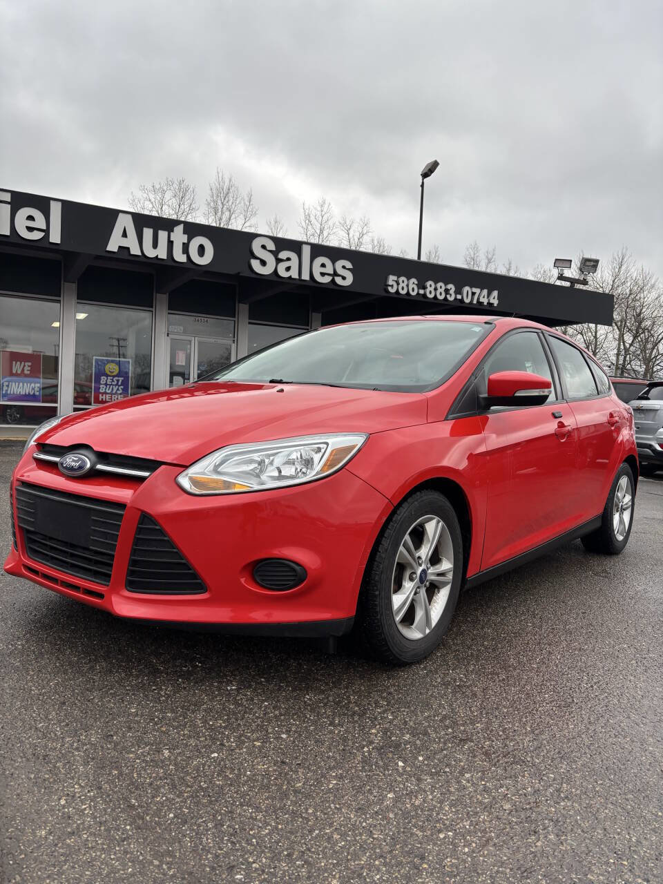 Used 2014 Ford Focus SE w/ SE Winter Package image 2