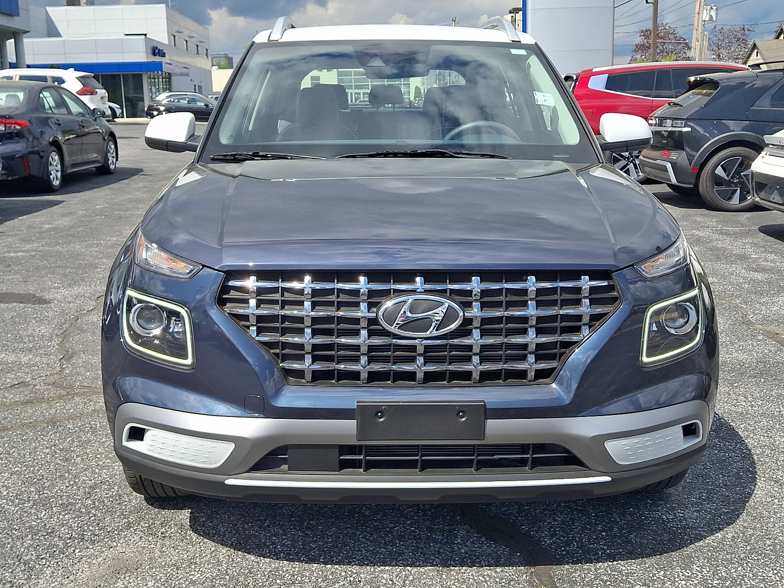 Certified 2022 Hyundai Venue Limited w/ Cargo Package image 2