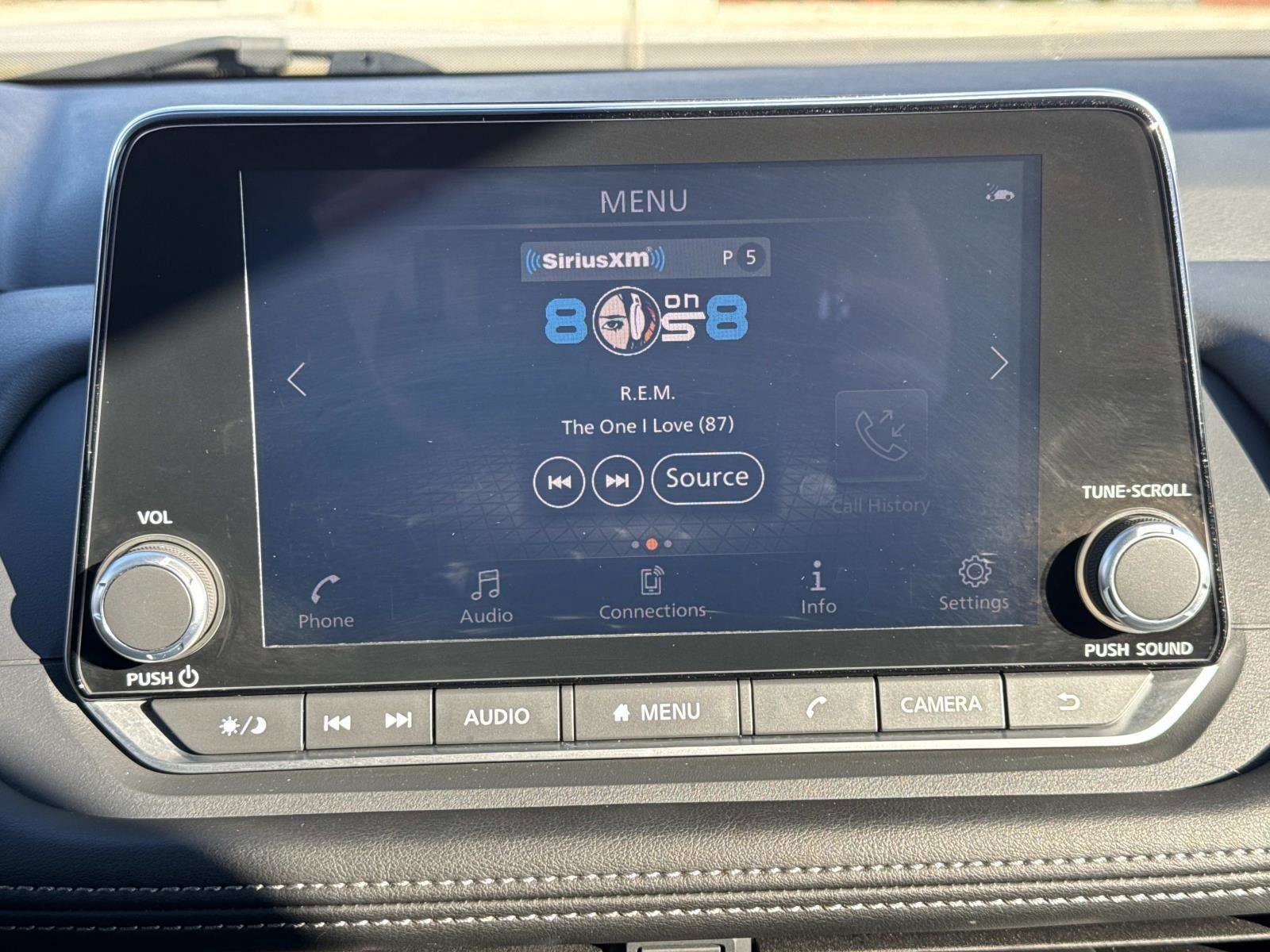 Used 2024 Nissan Rogue SV image 3