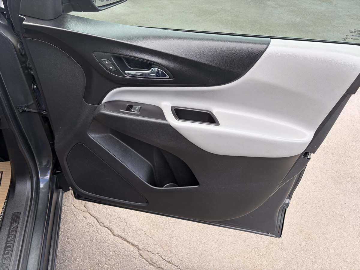 Used 2018 Chevrolet Equinox LS image 29