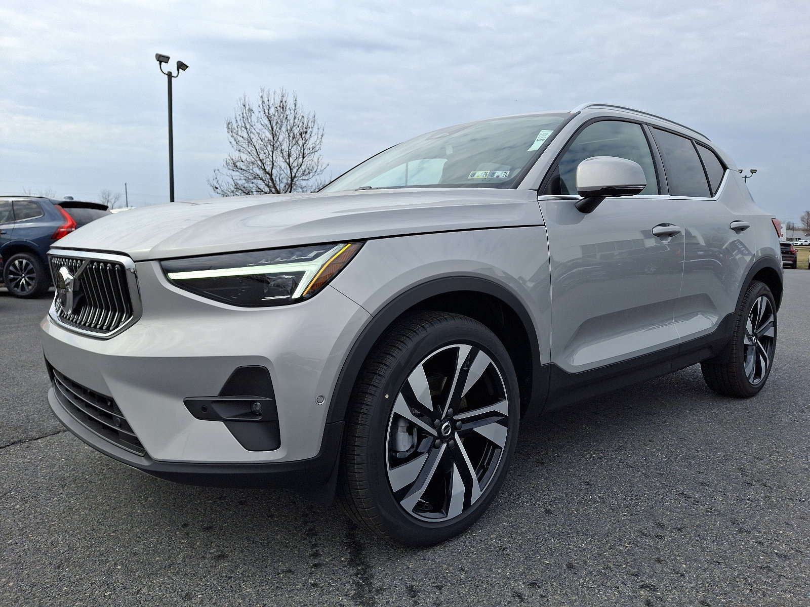 Used 2025 Volvo XC40 B5 Ultra w/ Climate Package image 2