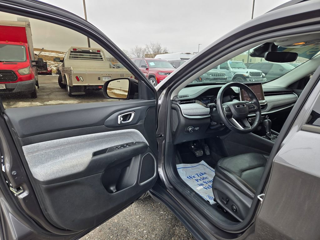 Used 2022 Jeep Compass Latitude image 10