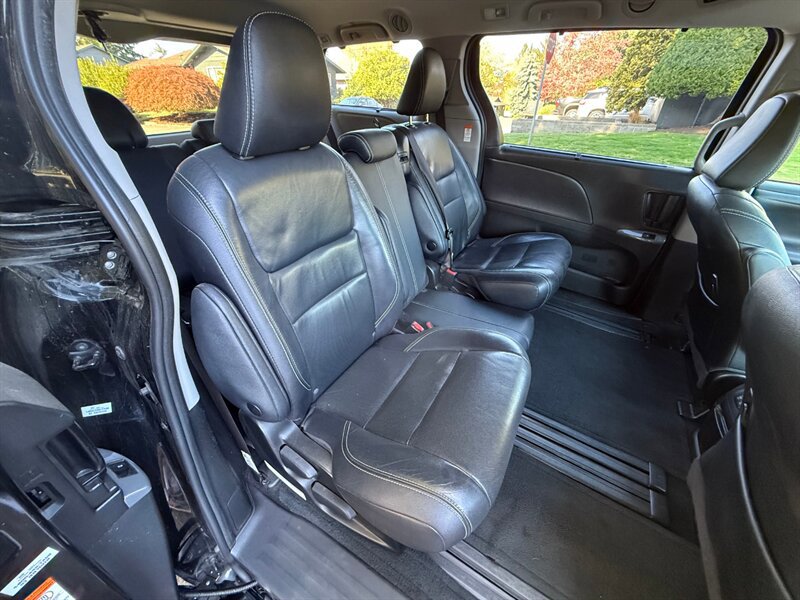 Used 2018 Toyota Sienna SE w/ Carpet Mat Package FWD image 13