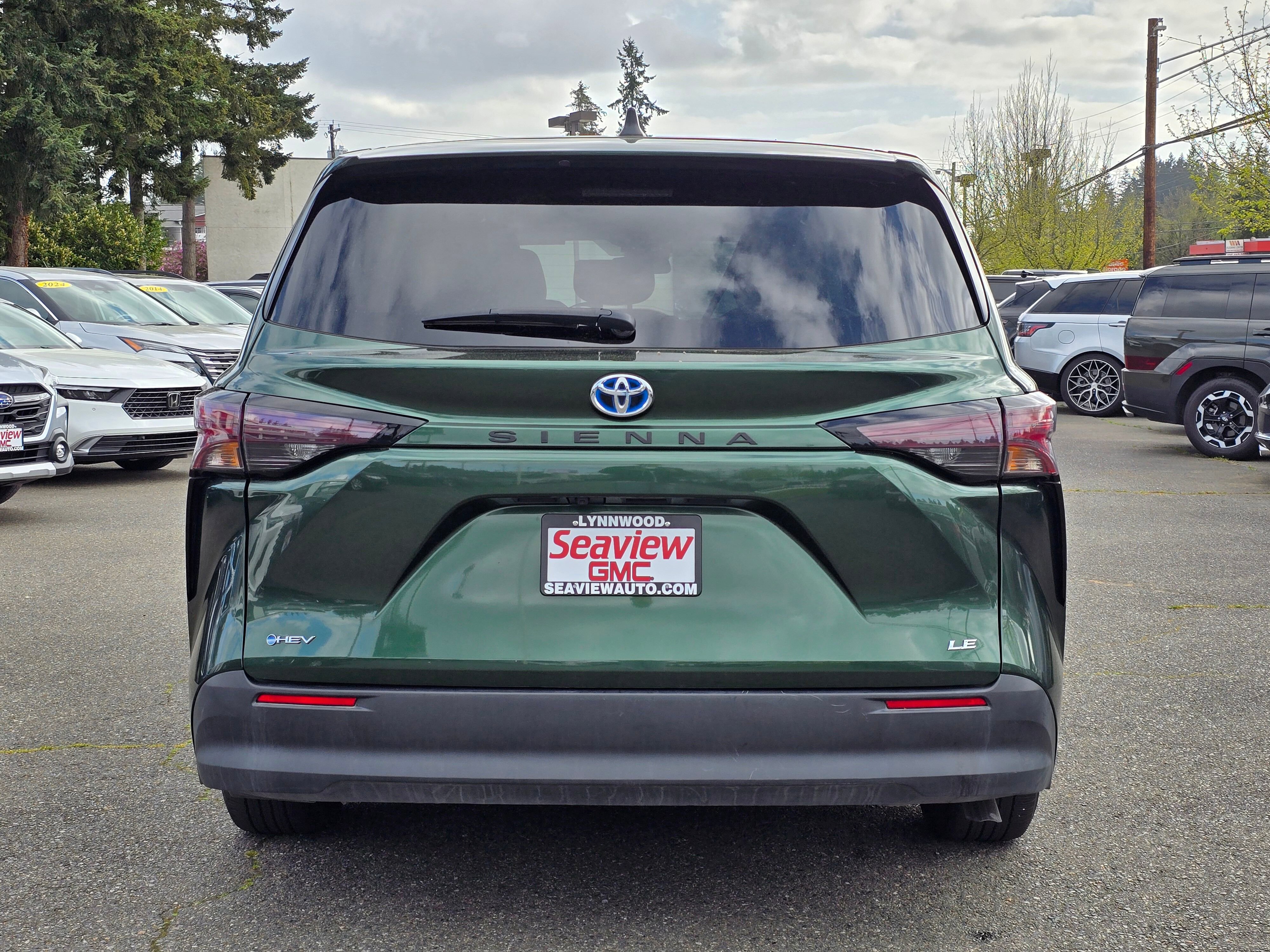 Used 2025 Toyota Sienna LE FWD image 6