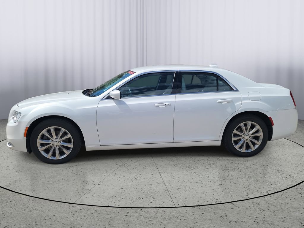 Used 2016 Chrysler 300 Limited w/ Driver Convenience Group image 7