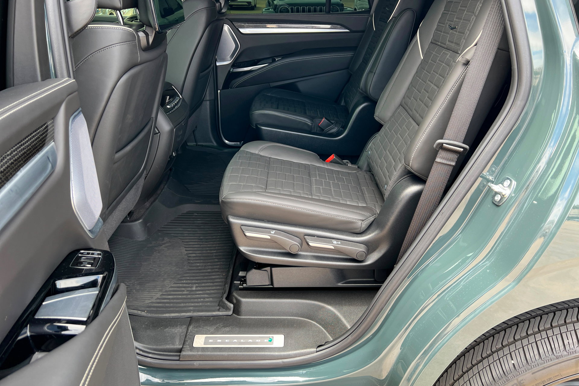 Certified 2025 Cadillac Escalade V w/ LPO, ONYX Package AWD/4WD image 22