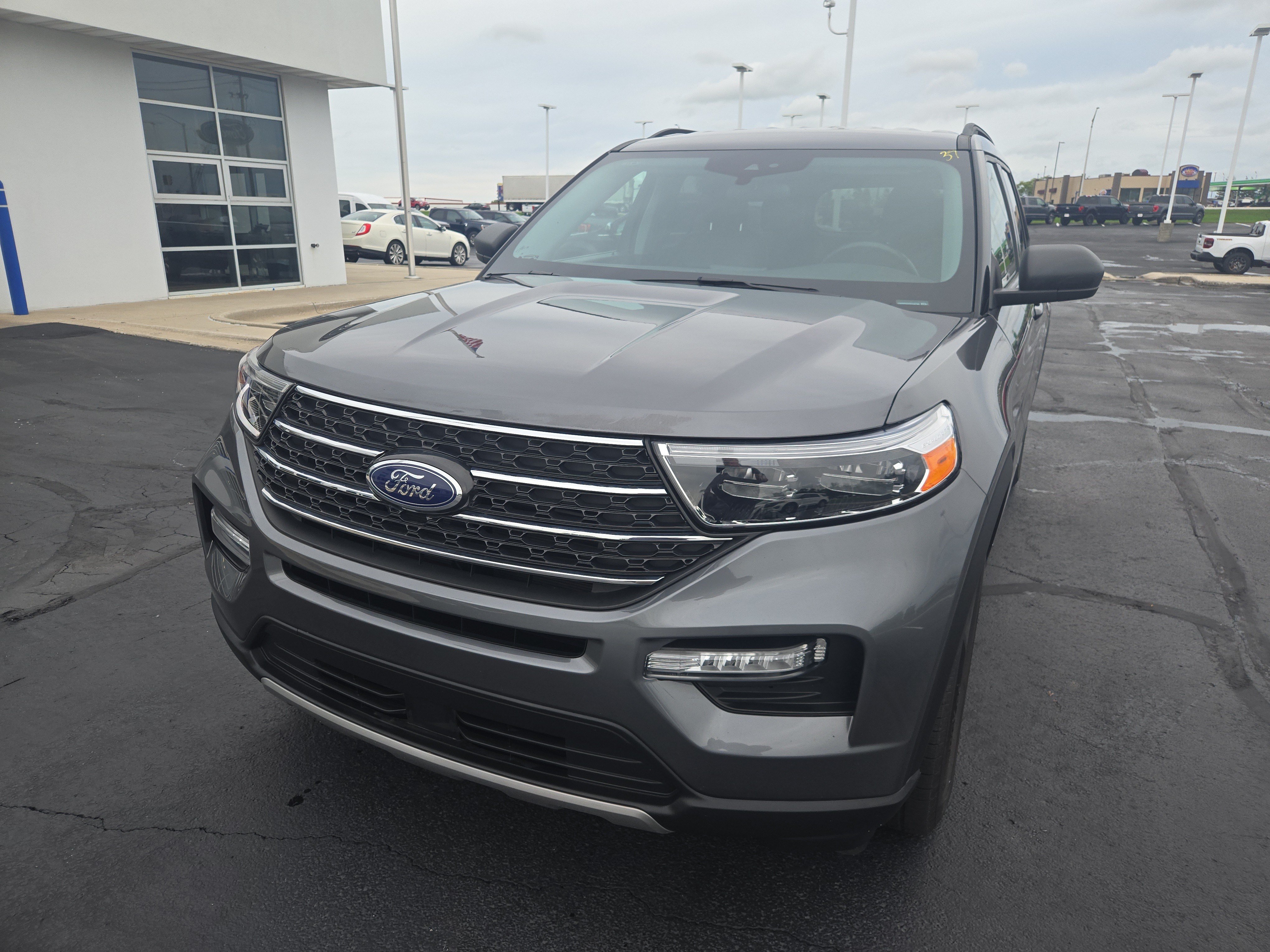 Used 2024 Ford Explorer XLT w/ Equipment Group 202A AWD/4WD image 3