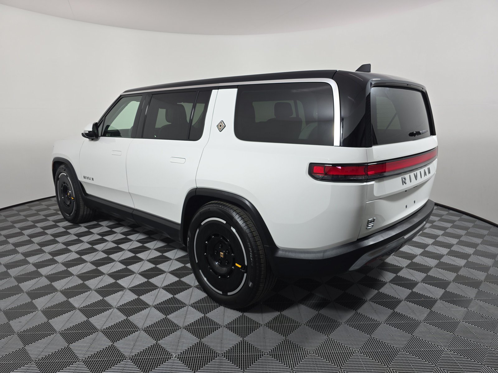 Used 2025 Rivian R1S Adventure AWD/4WD image 3